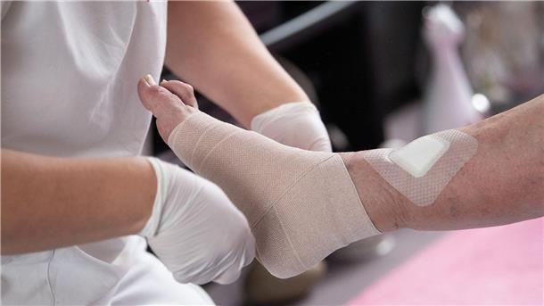 Pflege: Warnung vor weiter wachsender Personalnot Eine Pflegefachkraft legt in der ambulanten Pflege einen Kompressionsverband an. In der Pflege fehlt Personal.