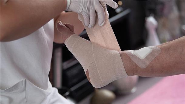 „Helden des Alltags“: Philippi würdigt pflegende Angehörige Eine Pflegefachkraft legt in der ambulanten Pflege einen Kompressionsverband an.