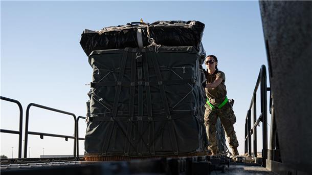 Eine Pilotin der U.S. Air Force lädt Paletten mit humanitären Hilfsgütern, die für den Gazastreifen bestimmt sind, an Bord eines Flugzeugs.
