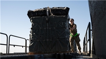 Eine Pilotin der U.S. Air Force lädt Paletten mit humanitären Hilfsgütern, die für den Gazastreifen bestimmt sind, an Bord eines Flugzeugs.