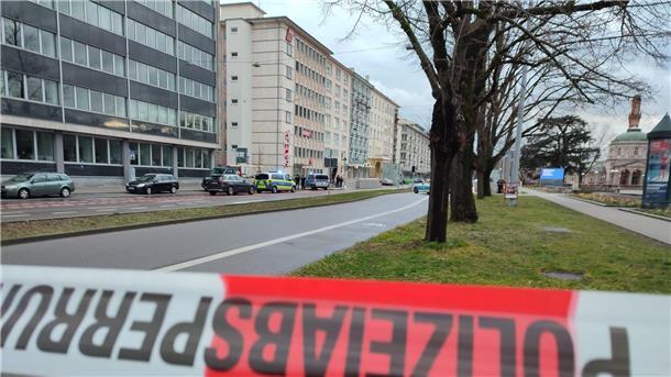 Eine Polizeiabsperrung in der Innenstadt von Karlsruhe