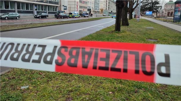 Eine Polizeiabsperrung in der Innenstadt von Karlsruhe.
