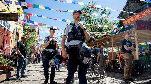 Eine Polizeistreife kontrolliert die Pusher Street in der alternativen Siedlung Christiania.