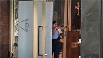 Eine Polizistin bei der Spurensuche in der Christ the Good Shepherd Church in Wakeley.