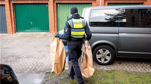 Hundertjährige getötet - Enkel unter Tatverdacht Eine Polizistin trägt Beweismittel aus einem Mehrfamilienhaus. Eine Hundertjährige soll dort von ihrem Enkel getötet worden sein.