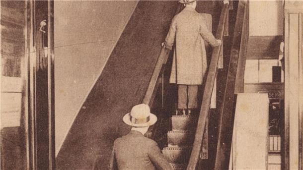 Eine Postkarte aus dem Kölnischen Stadtmuseum zeigt die erste deutsche Rolltreppe im Kölner Kaufhaus Tietz im Jahr 1925.