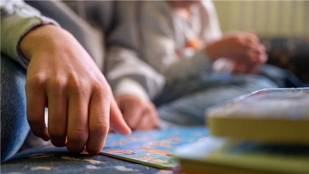AfD will Sexualaufklärung in Kitas abschaffen: Kritik Eine Praktikantin liest in einer Kita Kindern vor.