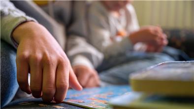 Eine Praktikantin liest in einer Kita Kindern vor..