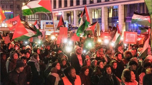 Innenminister: Missbrauch von Demonstrationen unerträglich Eine propalästinensische Demo zieht durch die Hamburger Innenstadt.
