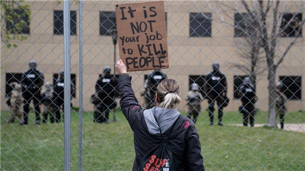 Zahl der Toten durch Polizeigewalt in den USA steigt Eine Protestaktion in Minneapolis nach dem Tod von Daunte Wright: „Es ist nicht euer Job, Menschen zu töten“.