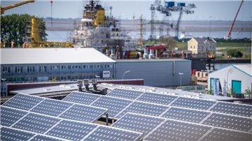 Eine PV-Anlage auf einem Wohnhausdach in der „Alten Bürger“: Bremerhaven will in den kommenden sechs Jahren große Schritte in Richtung Klimaneutralität machen.