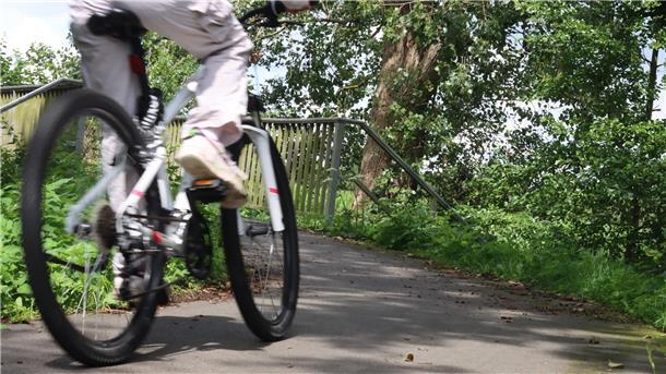 Eine Radfahrerin fährt auf dem Radweg zwischen Wilstedt und Tarmstedt. Dieser soll auch während der Bauarbeiten an der Wörpebrücke vorerst befahrbar bleiben.