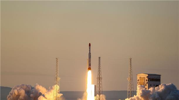 Eine Rakete startet an einem ungenannten Ort im Iran. Die Rakete sollte 2017 drei Forschungssatelliten in die Luft bringen. Jetzt wurde erneut ein Satellitenstart vermeldet.