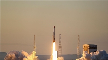 Eine Rakete startet an einem ungenannten Ort im Iran. Die Rakete sollte 2017 drei Forschungssatelliten in die Luft bringen. Jetzt wurde erneut ein Satellitenstart vermeldet.