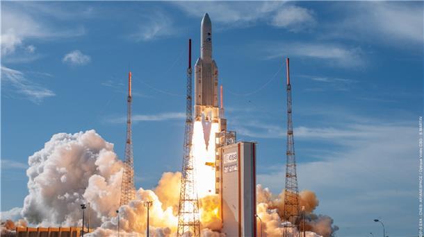 Eine Rakete vom Typ Ariane 5 startet.