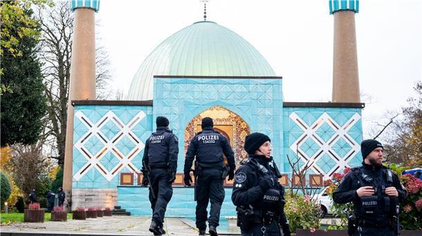 Großrazzia gegen Islamisten mit Iran-Verbindung Eine Razzia beim islamischen Zentrum Hamburg vor der Imam Ali Moschee (Blaue Moschee) an der Außenalster.