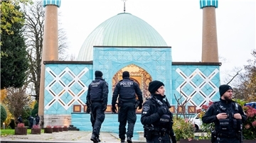 Eine Razzia beim islamischen Zentrum Hamburg vor der Imam Ali Moschee (Blaue Moschee) an der Außenalster.