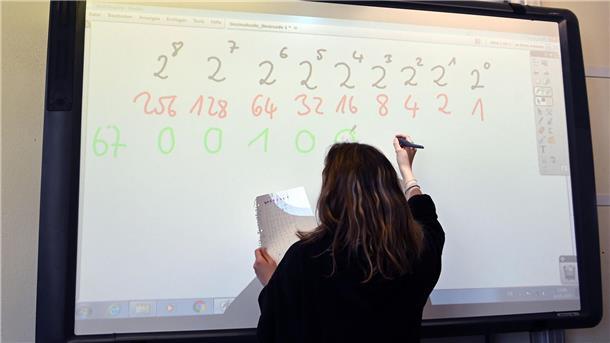 Digitalpakt Schule: Fördergeld fast komplett ausgegeben Eine Realschülerin einer zehnten Klasse arbeitet in einer Unterrichtsstunde an einem Active Board (interaktive Tafel).