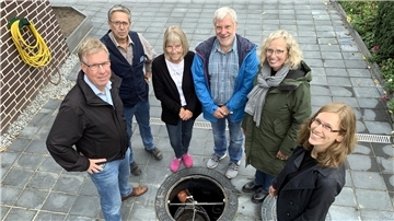 Eine Regenwasser-Nutzungsanlage in Lemwerder sehen sich (von links) Olaf Sonnenschein und Peter Kirschberger (beide OOWV) in Lemwerder an. Die Zisterne wurde unter der Hausauffahrt angelegt.