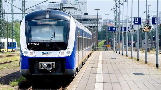 Eine Regio-S-Bahn der NordWestBahn verlässt den Hauptbahnhof in Fahrtrichtung Bremen.