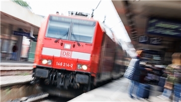 Eine Regionalbahn fährt in den Hauptbahnhof von Hannover ein.