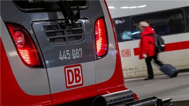 GDL-Streik trifft den Nordwesten Debatte um das Streikrecht Eine Regionalbahn und ein ICE der Deutschen Bahn stehen nebeneinander im Hauptbahnhof.