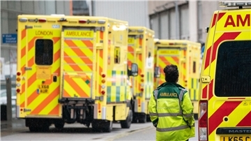 Eine Reihe von Krankenwagen vor einem Londoner Krankenhaus.