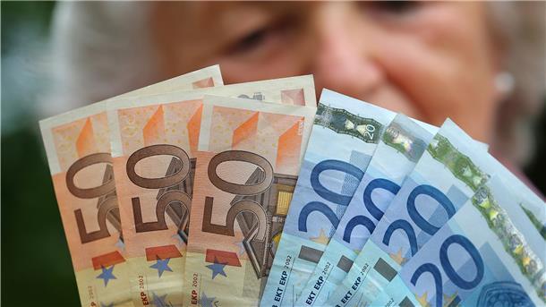 Eine Rentnerin hält verschiedene Euroscheine in ihren Händen.