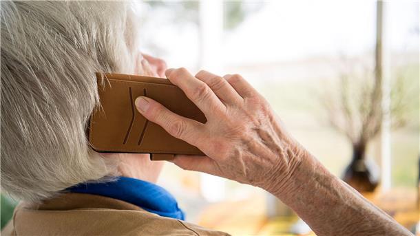 Eine Rentnerin hätte fast 20.000 Euro an Telefonbetrüger verloren, doch eine Bankmitarbeiterin hat aufgepasst. (Symbolbild)