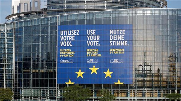 Frieden und Demokratie sind Deutschen bei Europawahl wichtig Eine riesiges Transparent wirbt am Europäischen Parlament in Straßburg für die Europawahlen.