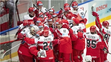 Eine rot-weiße Jubeltraube: Erstmals ist die dänische Eishockey-Nationalmannschaft bei einer WM ins Halbfinale eingezogen - und damit auch vier Pinguins-Spieler.