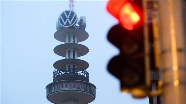 VW Nutzfahrzeuge will „Telemoritz“ in Hannover abreißen Eine rote Ampel leuchtet in Sichtweite des ehemaligen Fernsehturms „Telemoritz“ (auch „VW-Tower“).