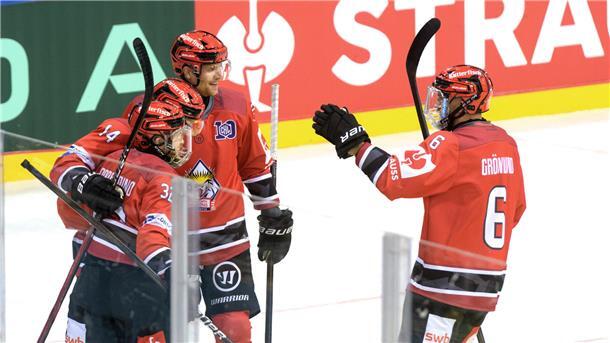 Eine rote Jubeltraube nach dem 4:0 durch Ross Mauermann.