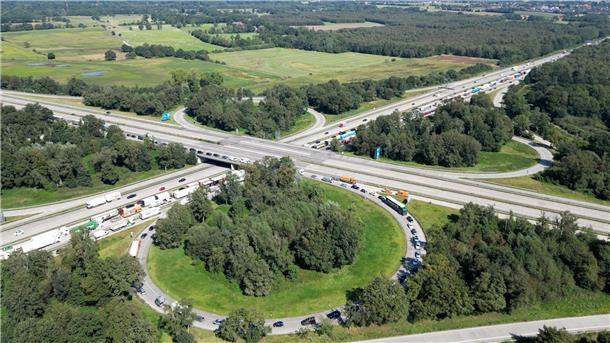 Autobahn 27 für Demonstration gesperrt - Kritik am Gericht Eine rund fünf Kilometer lange Strecke auf der Autobahn 27 beim Bremer Kreuz ist vorübergehend für eine Klimaschutz-Demonstration gesperrt worden. Aktivisten seilten sich von einer Brücke ab und brachten mehrere Plakate an.