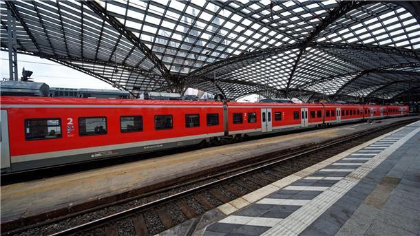 Eine S-Bahn der Deutschen Bahn fährt in den Hauptbahnhof in Köln.