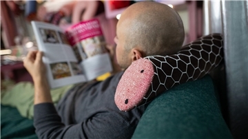 Eine Salami als Nackenrolle: Diese Stange von der Firma Aufschnitt Berlin ist nicht aus Fleisch gefertigt, sondern hat einen Kern aus Schaumstoff.
