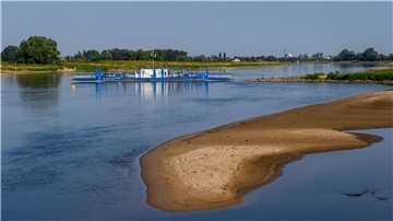 Eine Sandbank ist im Elbestrom in Magdeburg zu sehen. Dürren gehören zu den Folgen des Klimawandels.