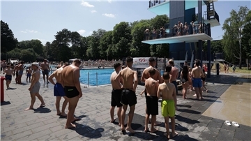 Eine Schlange vor dem Sprungturm: Der Andrang bei Hitze ist im Freibad für gewöhnlich groß.