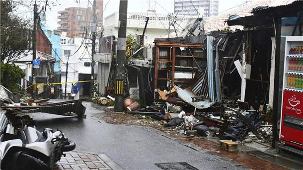 Heftiger Taifun tobt in Japan weiter Eine Schneise der Verwüstung in der japanischen Stadt Naha.