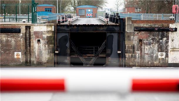 Schiff prallt gegen Schleusenmauer in Emden Eine Schranke ist vor dem Schleusentor der Schleusenkammer der Großen Seeschleuse im Hafen der Stadt geschlossen.