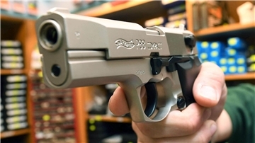 Eine Schreckschusspistole vom Typ Walther P88 Compact Kaliber 9mm PAK.