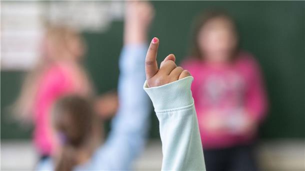Bremen schafft 16 Roboter für schwerkranke Schüler an Eine Schülerin meldet sich im Unterricht.
