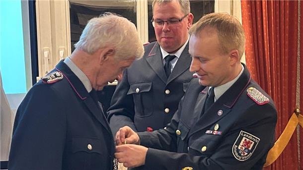 Eine seltene Ehre: Wilhelm Bammann wurde für seine 70 Jahre währende Mitgliedschaft durch Abschnittsleiter Henning Herzig ausgezeichnet.