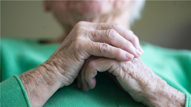 Lebenserwartung in Niedersachsen und Bremen gesunken Eine Seniorin faltet ihre Hände.