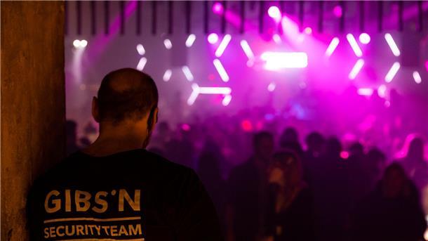 Eine Sicherheitskraft beobachtet die Tanzfläche eines Clubs in Frankfurt/Main. Mit der Frage „Ist Luisa hier?“ können sich Mädchen und Frauen ans Personal wenden und bekommen unmittelbar und diskret Hilfe.
