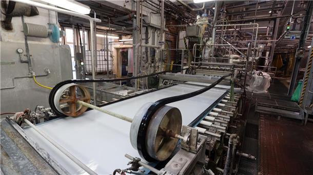Hanfpapier aus Südniedersachsen findet weltweit Abnehmer Eine Siebpartie in der Papierfabrik Hahnemühle.