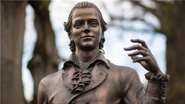 Eine Skulptur des Dichters Friedrich Hölderlin (1770-1843): Ein gebürtiger Bremerhavener hat zum 250. Geburtstag ein Buch über dessen Leben und Krankheit heraus gebracht.