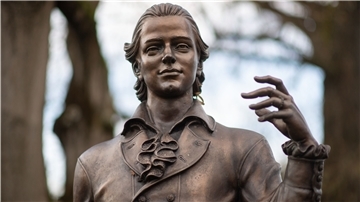 Eine Skulptur des Dichters Friedrich Hölderlin (1770-1843): Ein gebürtiger Bremerhavener hat zum 250. Geburtstag ein Buch über dessen Leben und Krankheit heraus gebracht.