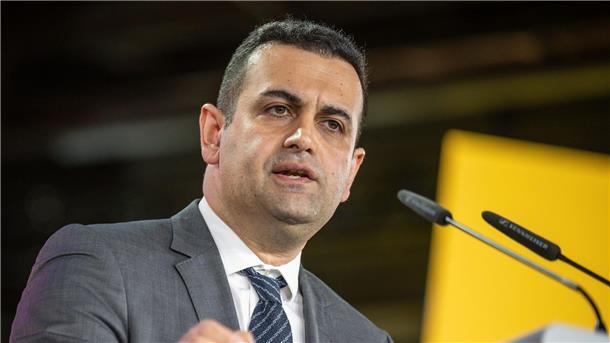FDP-Generalsekretär an Grüne: „Geld fällt nicht vom Himmel“ „Eine solide Finanzpolitik bedeutet keine Steuererhöhungen. Und eine solide Finanzpolitik bedeutet die Einhaltung der Schuldenbremse“, sagt FDP-Generalsekretär Bijan Djir-Sarai.