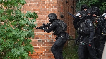 Eine Sondereinheit der Polizei durchsucht am 12. September das Gelände des ehemaligen Marinefliegergeschwaders 5 in Kiel-Holtenau. Am Abend befreiten die Beamten die Geisel aus einem Hangargebäude.